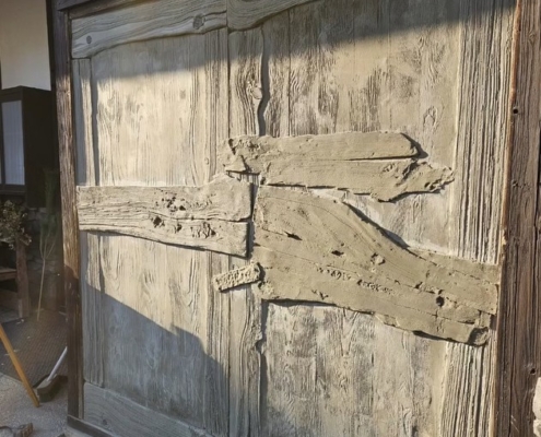 モルタル造形で制作した木製風フェイク扉｜エイジング塗装による店舗装飾デザイン