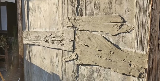 モルタル造形で制作した木製風フェイク扉｜エイジング塗装による店舗装飾デザイン